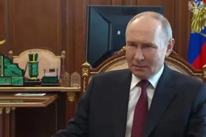 le président russe Vladimir Poutine a ordonné samedi à ses troupes d’observer un cessez-le-feu en Ukraine à l’occasion de Pâques - Le maître de Kremlin a invité les ukrainiens à faire de même.